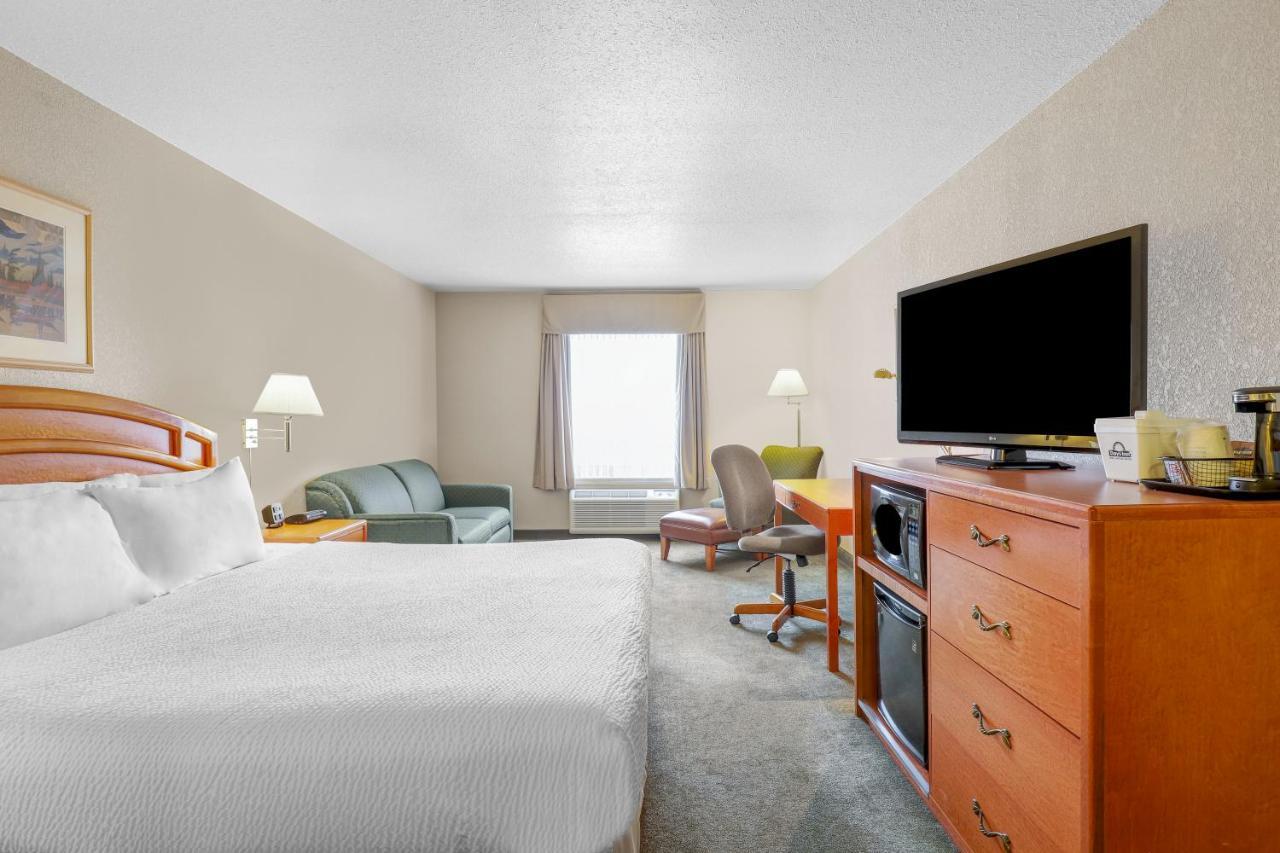 Days Inn By Wyndham Red Deer Exteriör bild